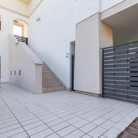 Apartman Lovely Flat With Shared Pool And Solarum *